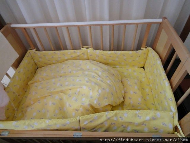嬰兒床