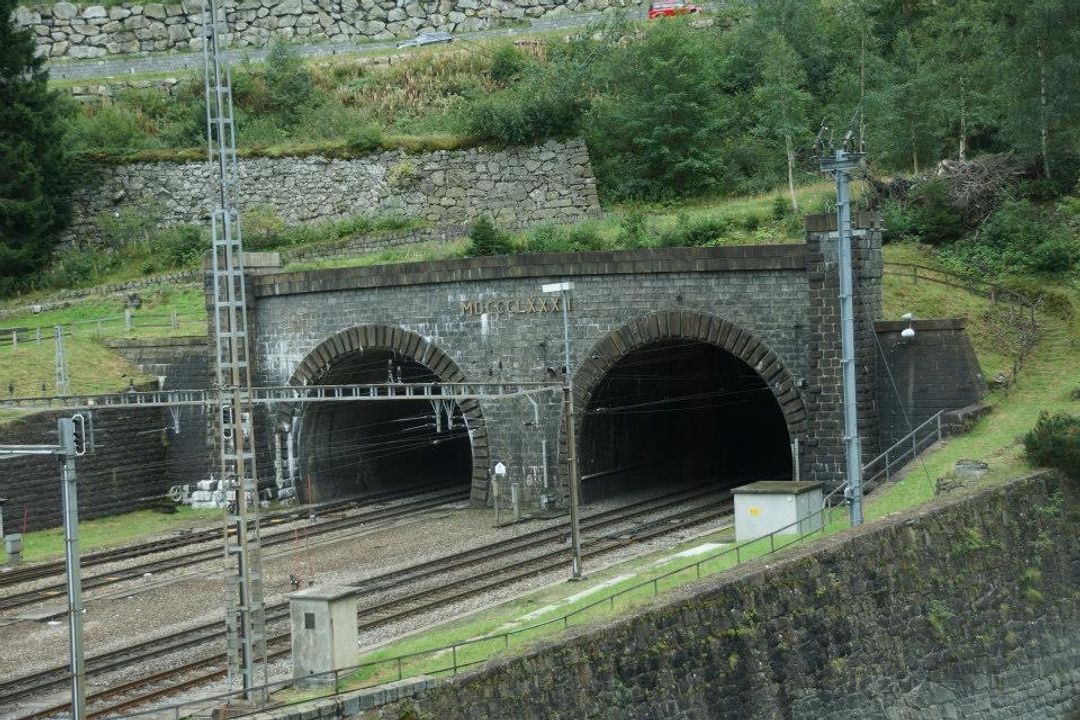 聖哥達隧道，穿越阿爾卑斯山的心臟地段，是條全世界最長的隧道，具有歐洲的代表性，縮短了瑞士蘇黎世到義大利米蘭的時間。