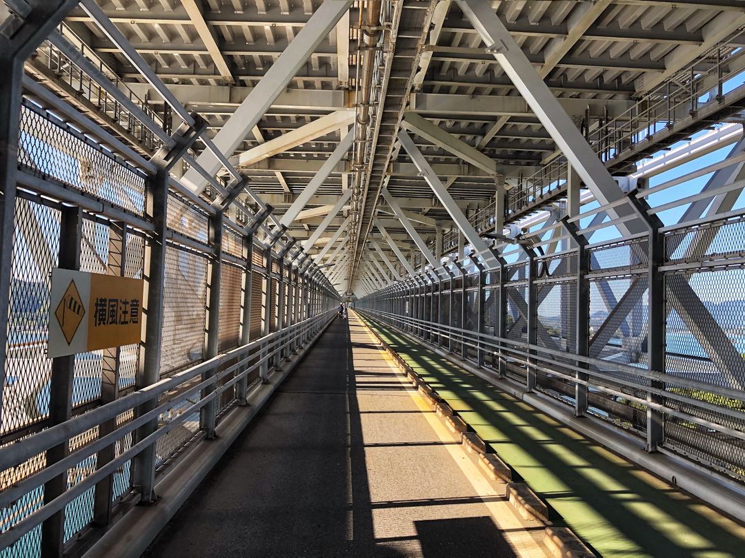 因島大橋上層是車子通行，步行者與腳踏車在下層。