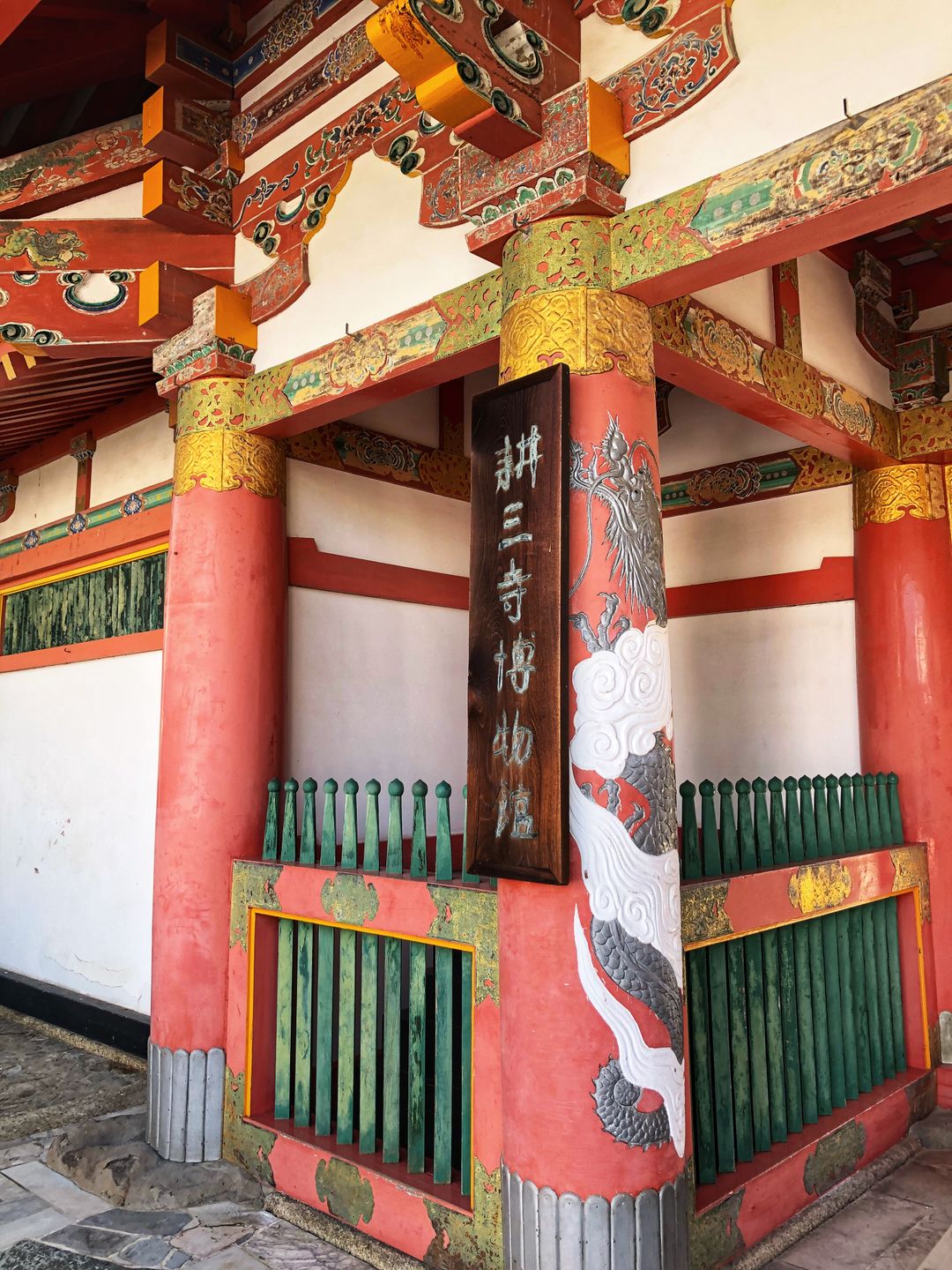 鮮豔的風格有別於日本普遍見到的寺廟。