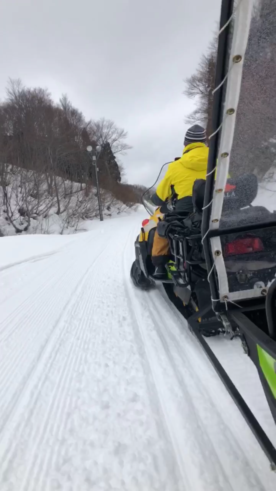 沿路飆車的雪景真的好夢幻啊！還能看到其他在滑雪的人上演摔倒（？）