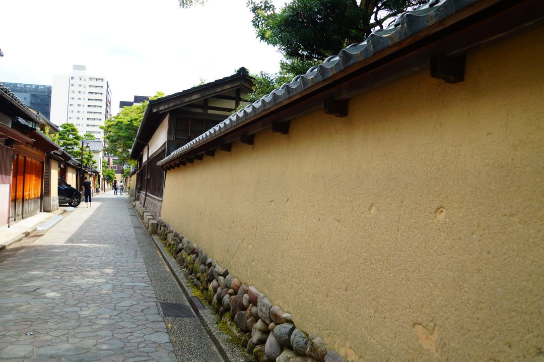 武家屋敷這個點是比較少人去的，它的特色是使用稻草混合夯土製作圍牆