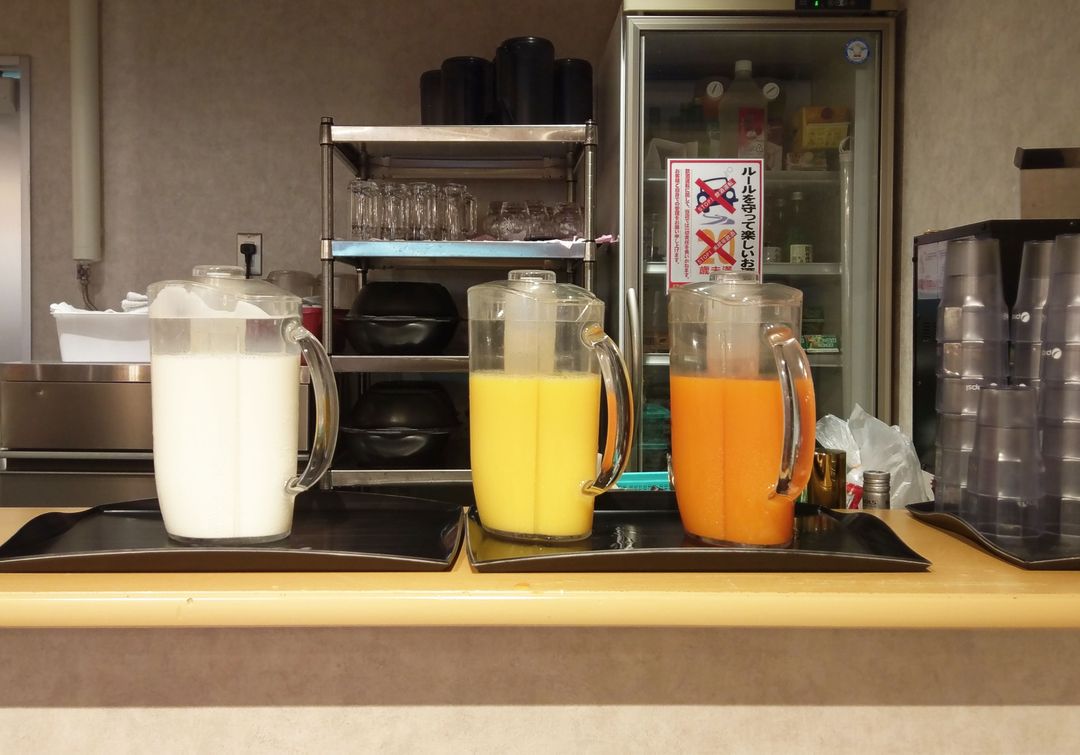 左至右為牛奶、柳橙汁、紅蘿蔔汁