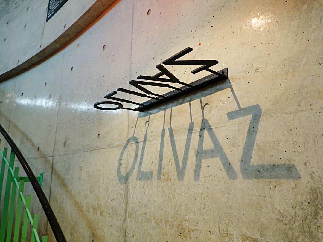 二樓的咖啡簡餐 OLIVAZ，用倒影形成的招牌很有趣