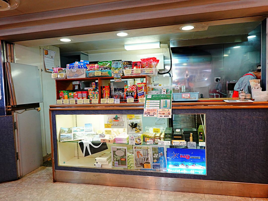 客艙內的小賣部，不過是香川縣，船上還有賣烏龍麵