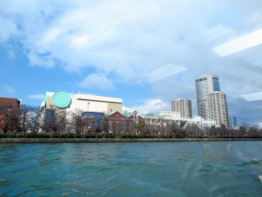 有一個綠色圓盤的建築物就是知名大阪造幣局（大阪賞櫻聖地）