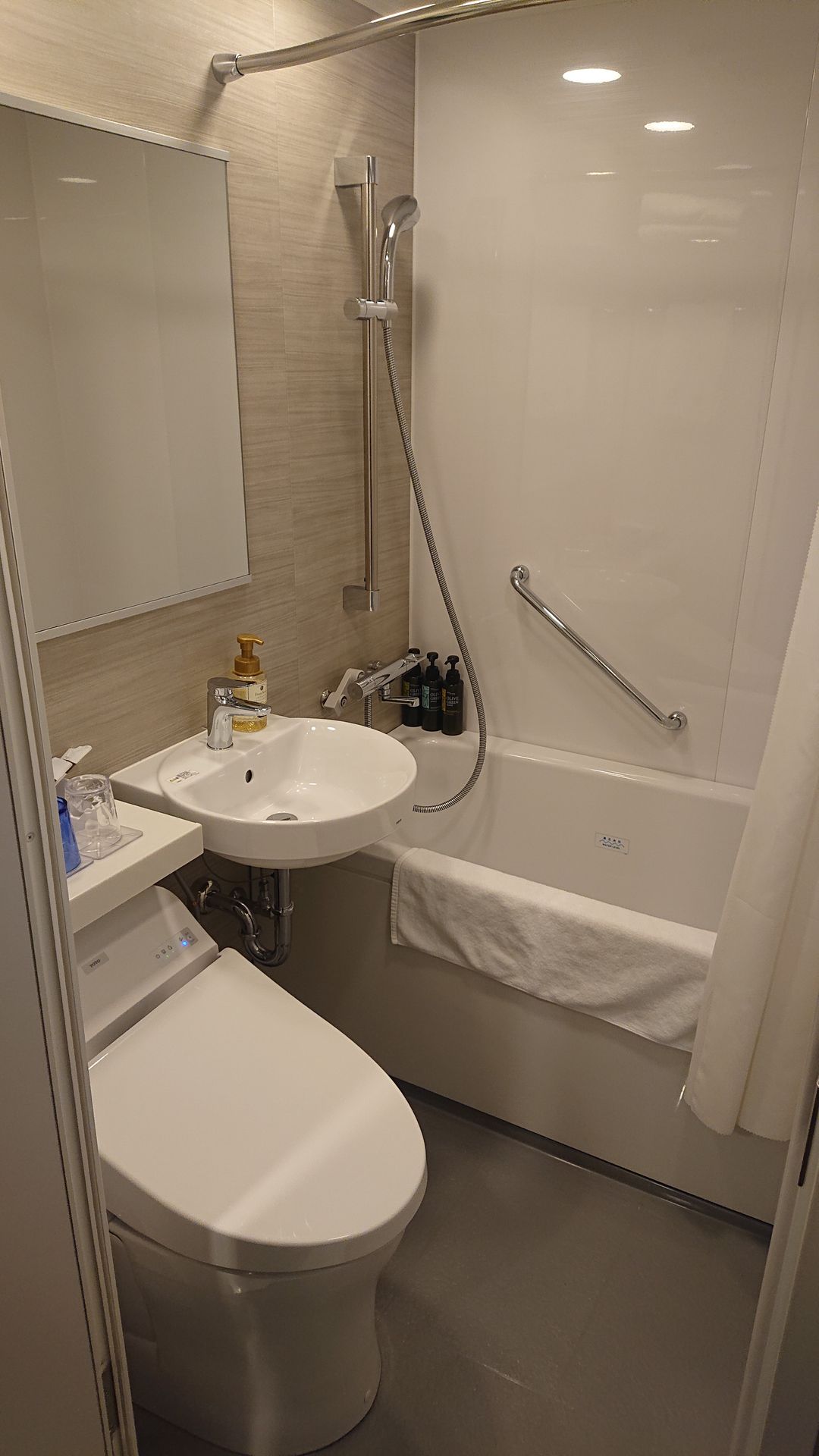 日本的衛浴設施都長的好像，這個不算小間，使用DHC的盥洗用品。