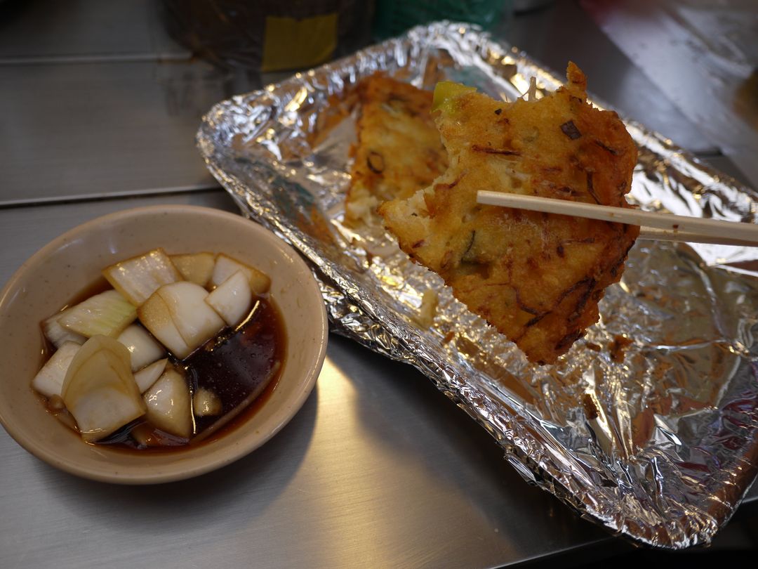 韓式煎餅呀，一定要配洋蔥吃喔，特別美味，韓國洋蔥不太辣。