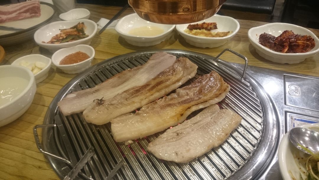 各式各樣的烤盤，韓國人對於烤肉一定情有獨鐘!!