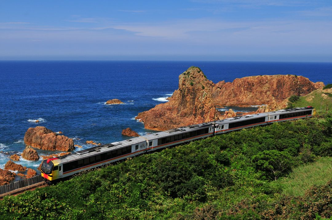 連繫秋田縣和青森縣、可飽覽日本海和白神山地山脈壯麗景色的觀光列車「Resort 白神號」