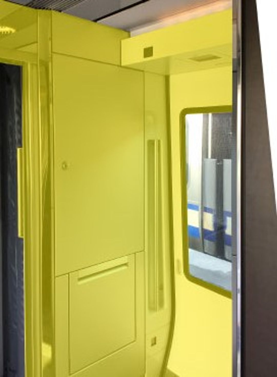 &nbsp; 新幹線・特快列車車卡間的消毒位置　※消毒位置為相片中黃色標示部份&nbsp;&nbsp;