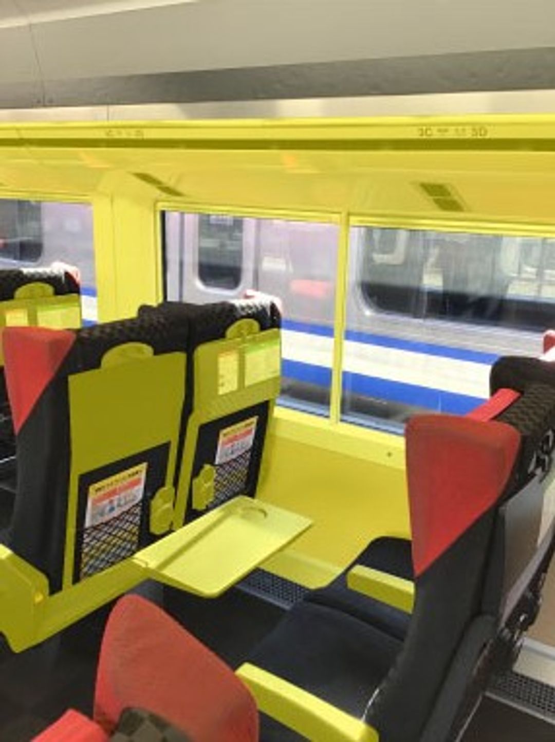 &nbsp; 新幹線・特快列車乘客車廂內的消毒位置　※消毒位置為相片中黃色標示部份&nbsp;&nbsp;