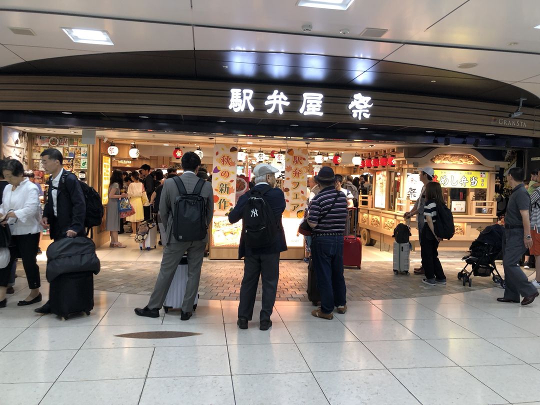 東京車站內滿滿想要購買火車便當的上班族，這家便當屋，來自全日本各地有名的鐵路便當，在這裡都買的到。