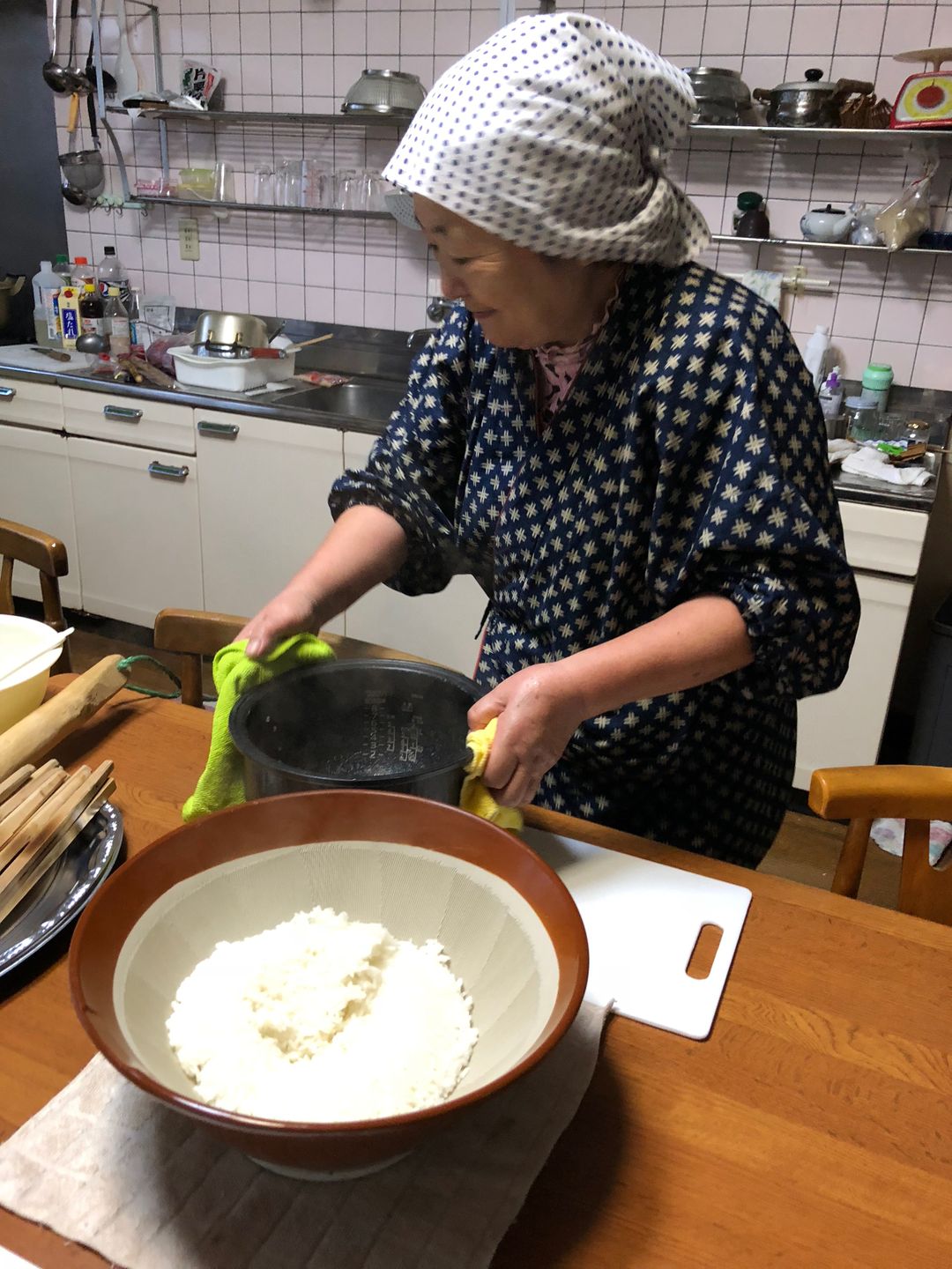 石垣太太把煮好的秋田小町米倒入陶缽中，準備要做烤米棒了。