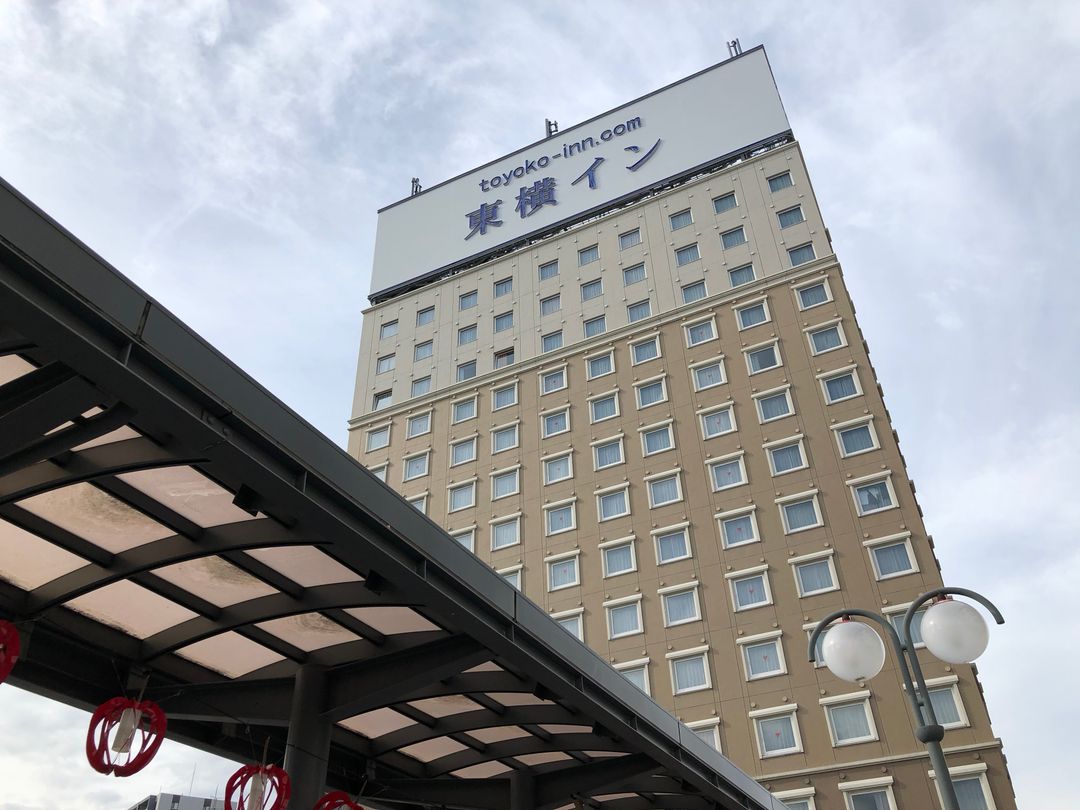 東橫inn就在弘前車站一出站不到50公尺處，對於自由行的旅客著實非常便利。
