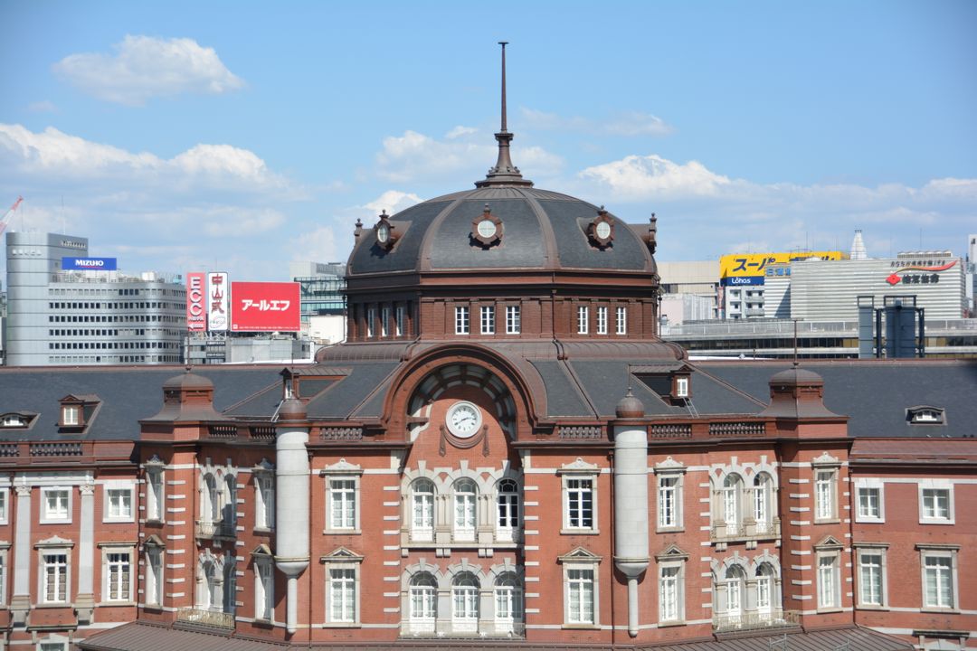 東京的玄關～東京車站，是明治時代建築家辰野金吾設計的仿西式磚造車站建築，1914年完工啟用，2003年獲日本政府登錄為重要文化財。 