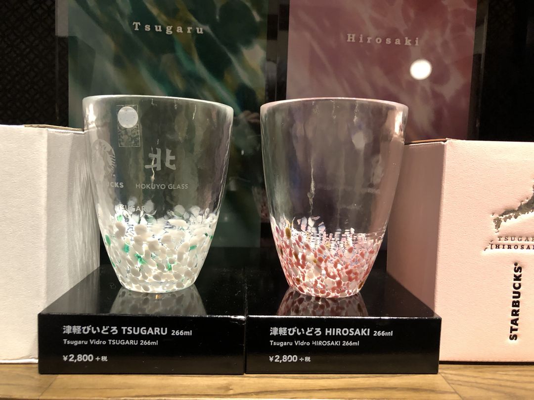這款星巴克手工玻璃杯是日本星巴克與玻璃業者「JIMOTO 」合作推出的日本青森津輕限定《星巴克琉璃杯》，只有在當地才可以購買得到。