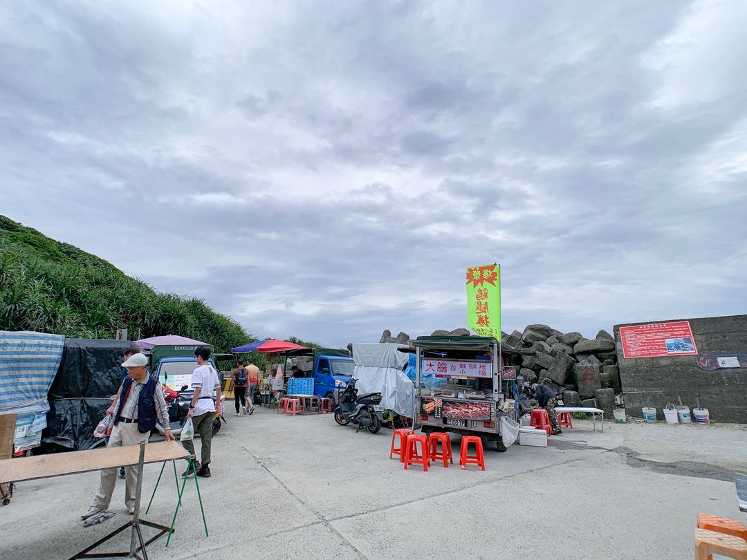 象鼻岩位於深澳漁港旁，景點入口有停車位但目測沒有很多，有人潮就有錢潮，攤販在入口出擺攤