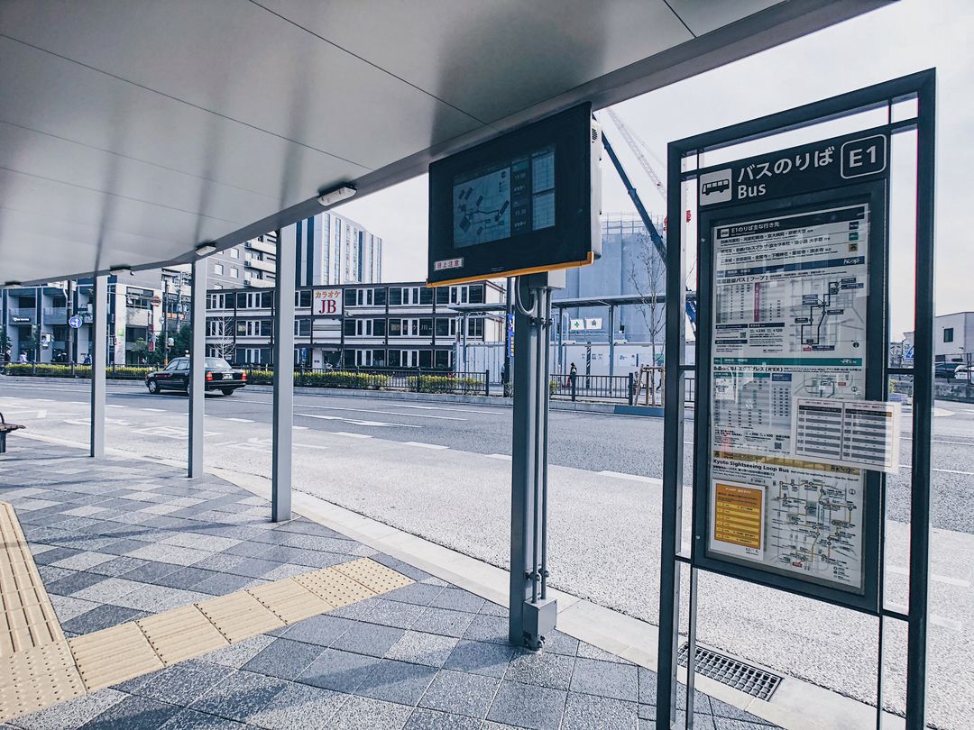 京都車站八條口出站後一直往右邊走就會看到E1站牌
