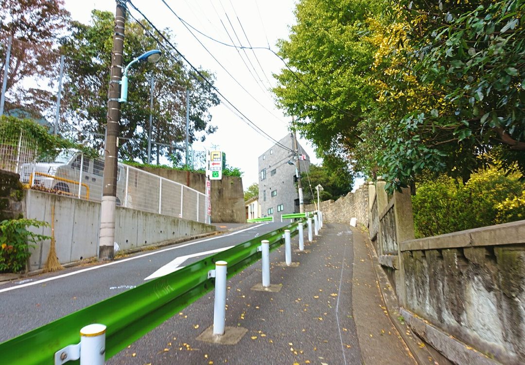 一出根津神社就往右邊上坡走