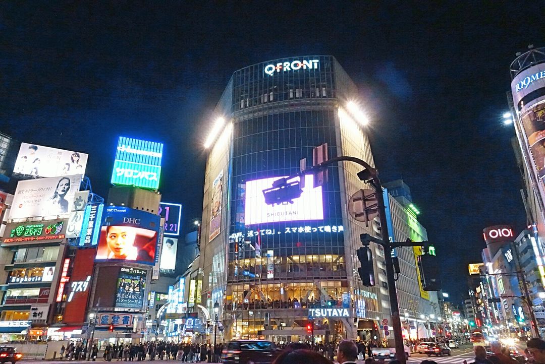 電影常出現渋谷的十字路口畫面，實際走過的感覺是比在北車捷運站裡走路還緊湊，明明是戶外居然還有急迫感真是太恐怖了XDD