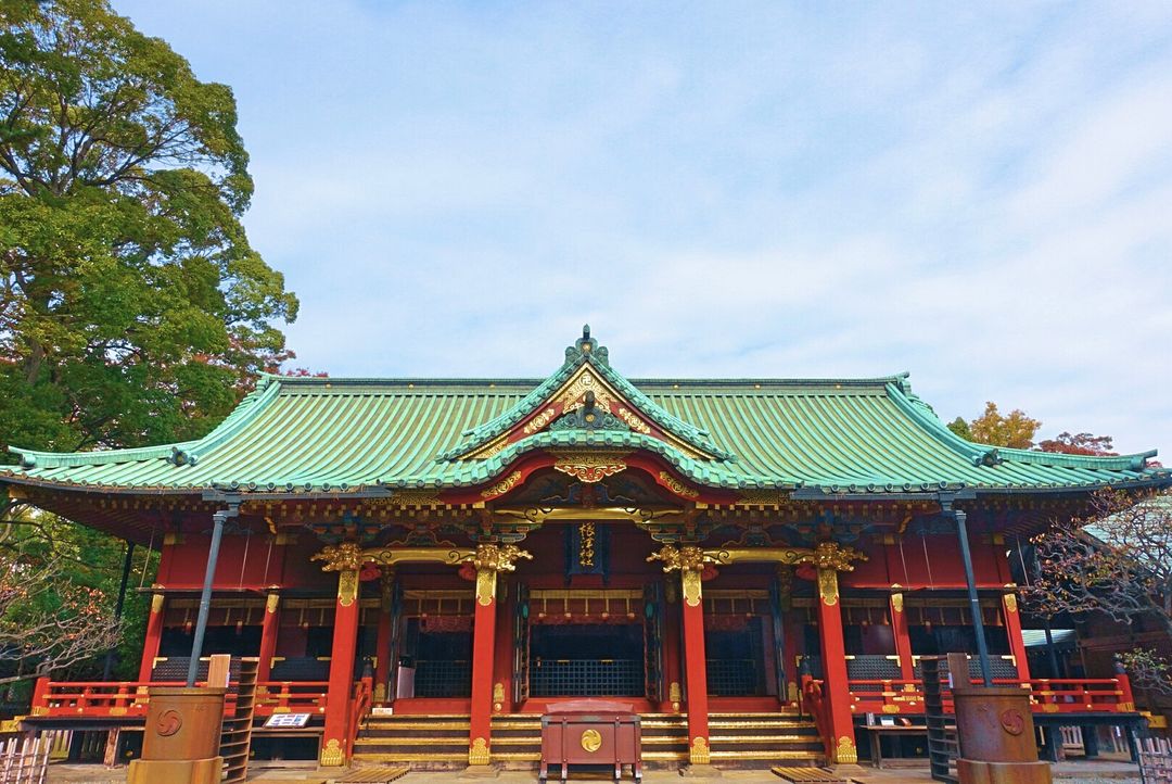 不知為何看到根津神社的社殿會想到沖繩波上宮，外型還真的有點像XD