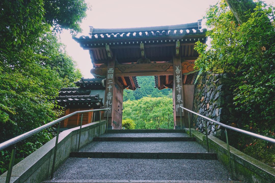 爬到唉唉叫，前面一對日本母女也是喘得要命，好不容易看到善峯寺的東門!!!