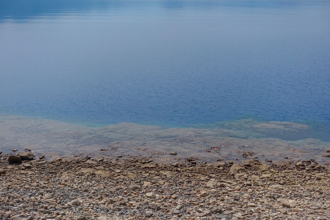 田澤湖水的藍是漸層的藍，靠岸邊的湖水有點像寶礦力水得的藍（拍照工具sony rx100m3 ）&nbsp; 