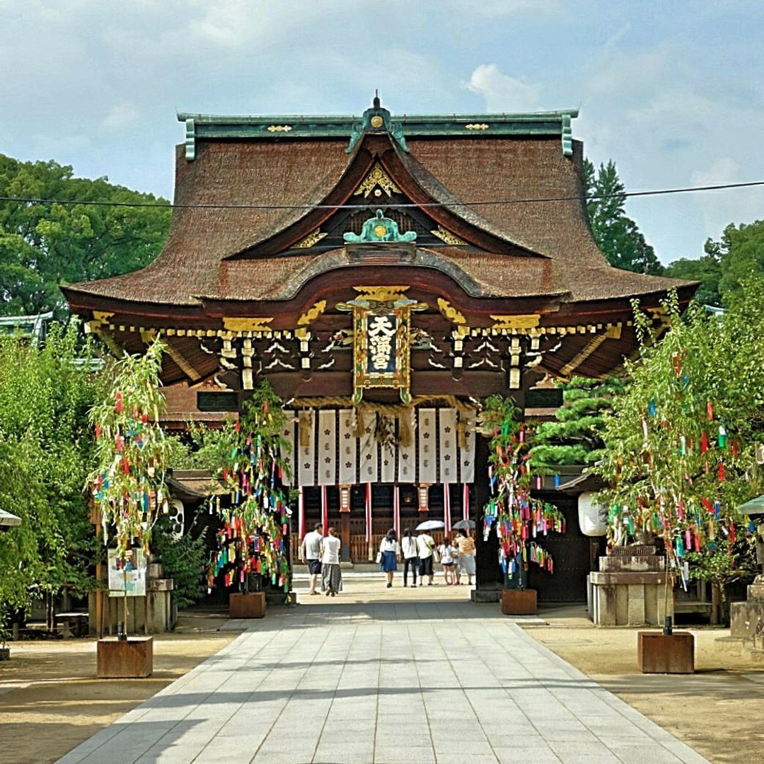 跟福岡太宰府天滿宮朱紅建築不一樣，北野天滿宮採木色建物，更有歷史感