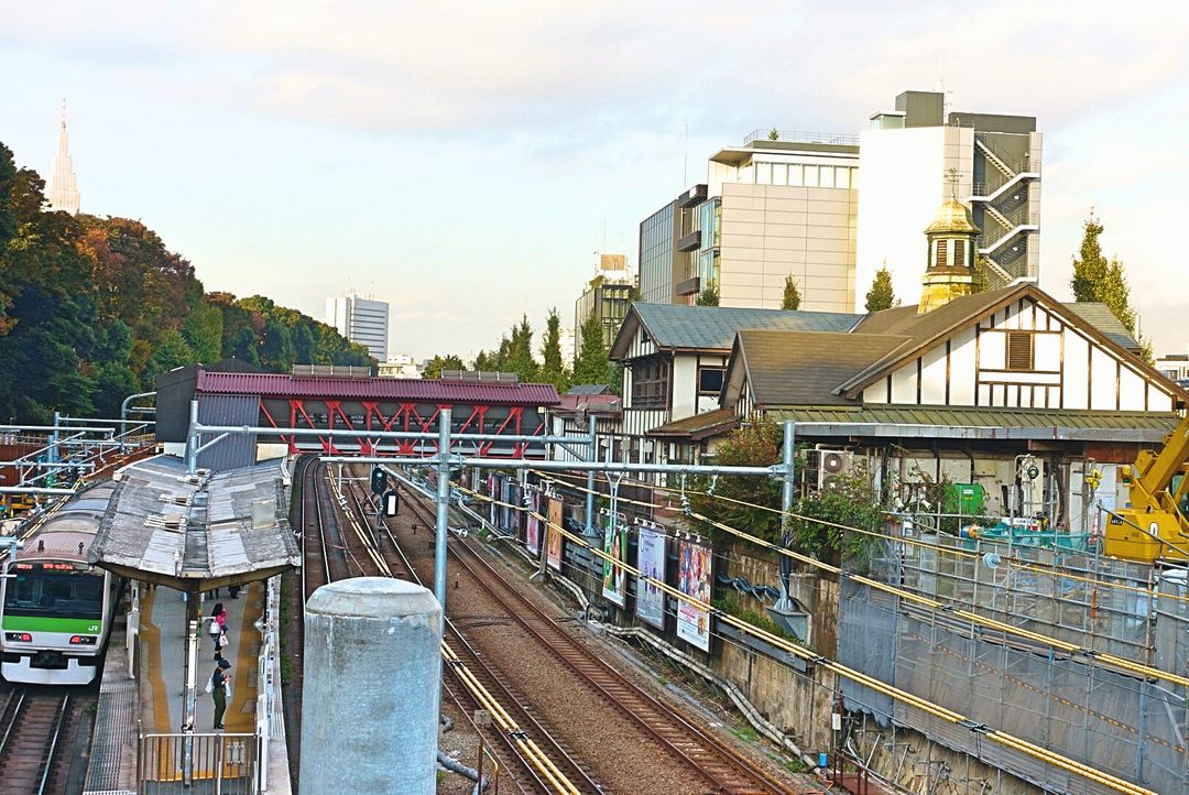 從明治神宮的橋可以看到原宿車站