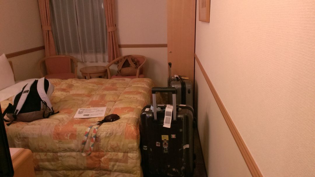 房間不大，但比熊本法華好很多，至少床是雙人床，床下可以塞24吋行李箱