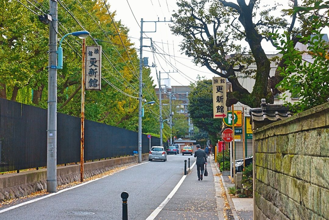 途中會經過更新館