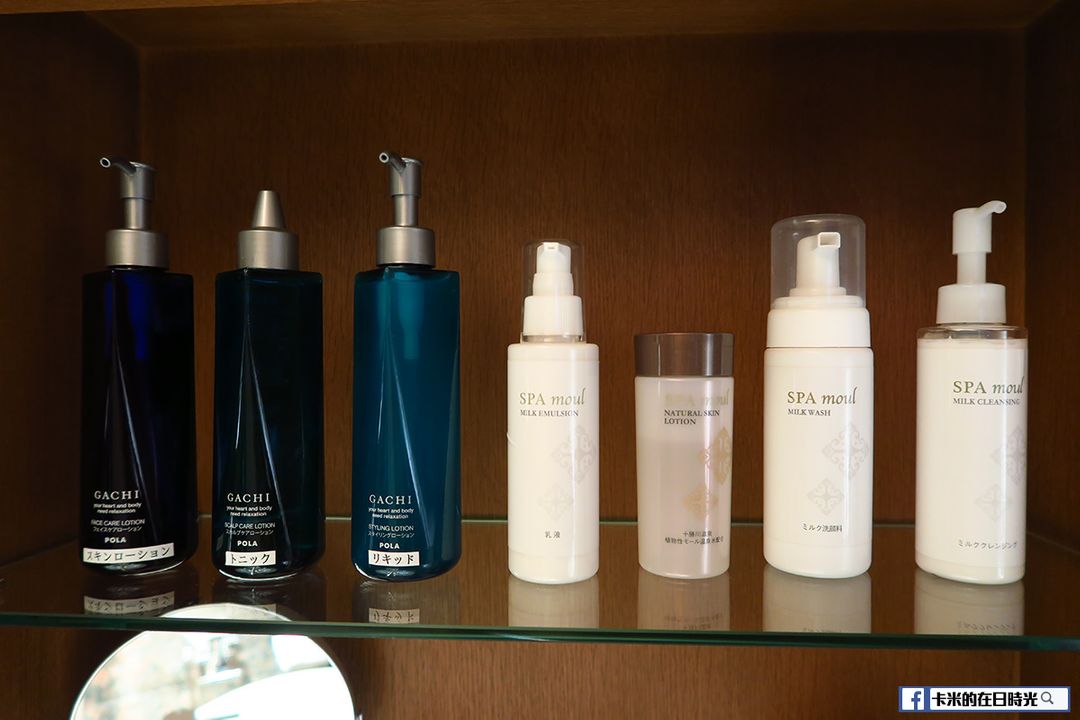 左邊有頭髮用的護髮產品，由頭皮都髮絲都照顧到；右邊的護膚產品也齊全，全部在旅館賣點都可以買到。
