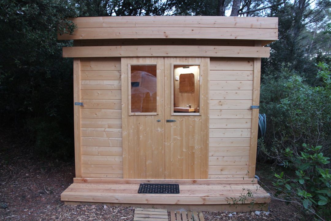 ▲小木屋浴室 – 在泡泡屋旁邊幾公尺，這個方形小木屋就是專屬的浴室，所以大解/小解完全不成問題 &nbsp; 