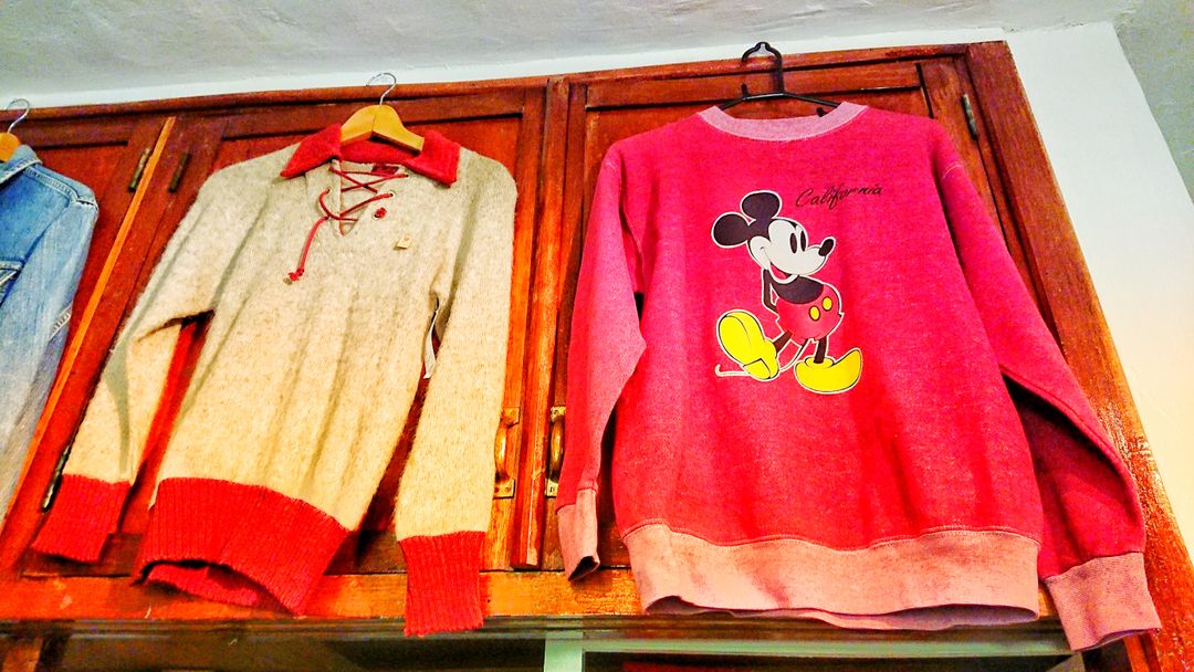 30's毛衣(左) 60's-70's Mickey Mouse Sweatshirt(右)
