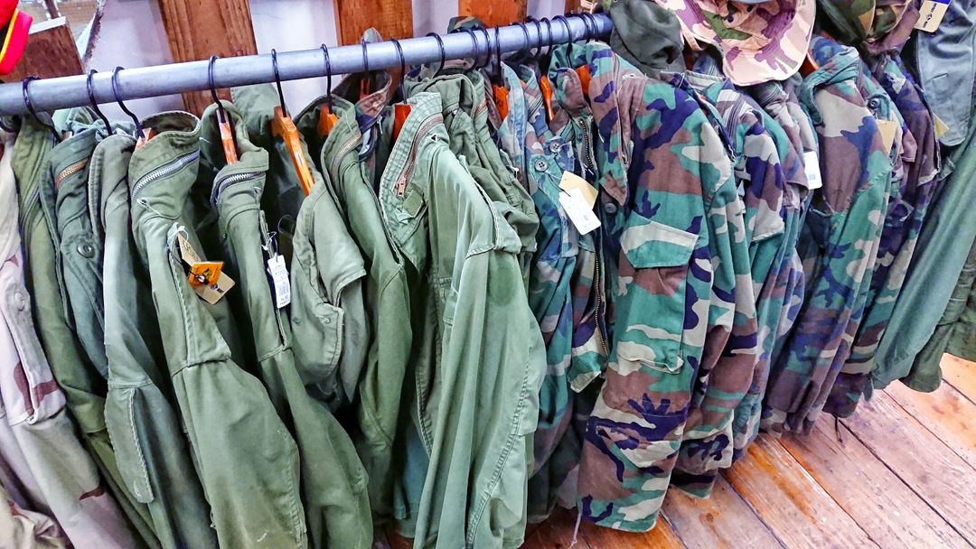 經典的M-65 Field Jacket，沙漠迷彩、 橄欖綠 、 叢林迷彩3種款式 就算一次收齊 也不貴 
