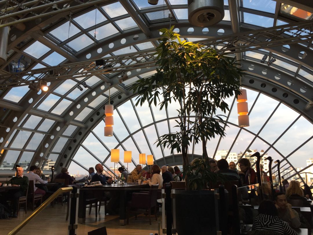 玻璃天幕加上這麼chill的觀景台，令我聯想到柏林kadewe百貨公司的頂樓，不過後者不設公共空間，是一家自助式的餐廳。