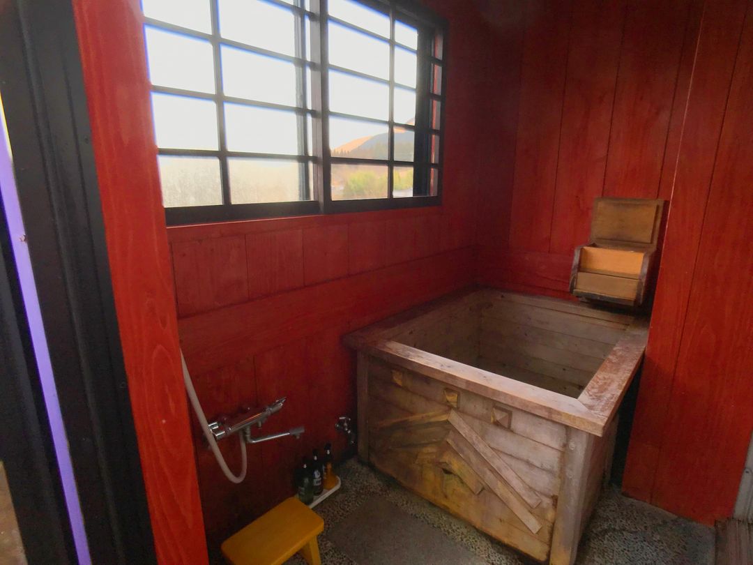 沒有習慣泡戶外風呂的人，很適合入住擁有個人湯屋的房型！淋浴完可以直接泡溫泉！