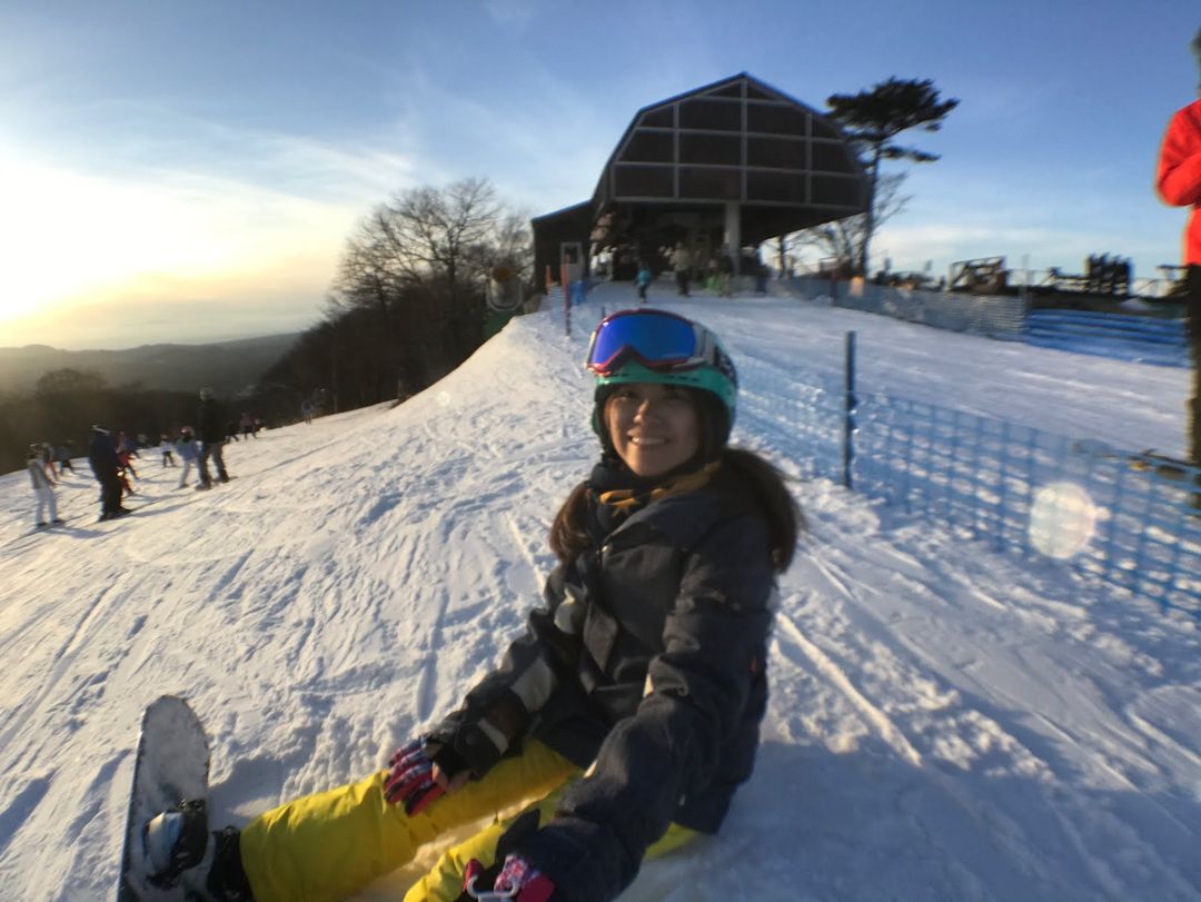 搭了快10分鐘的纜車終於到山頂，開滑前先拍照－輕井澤滑雪場