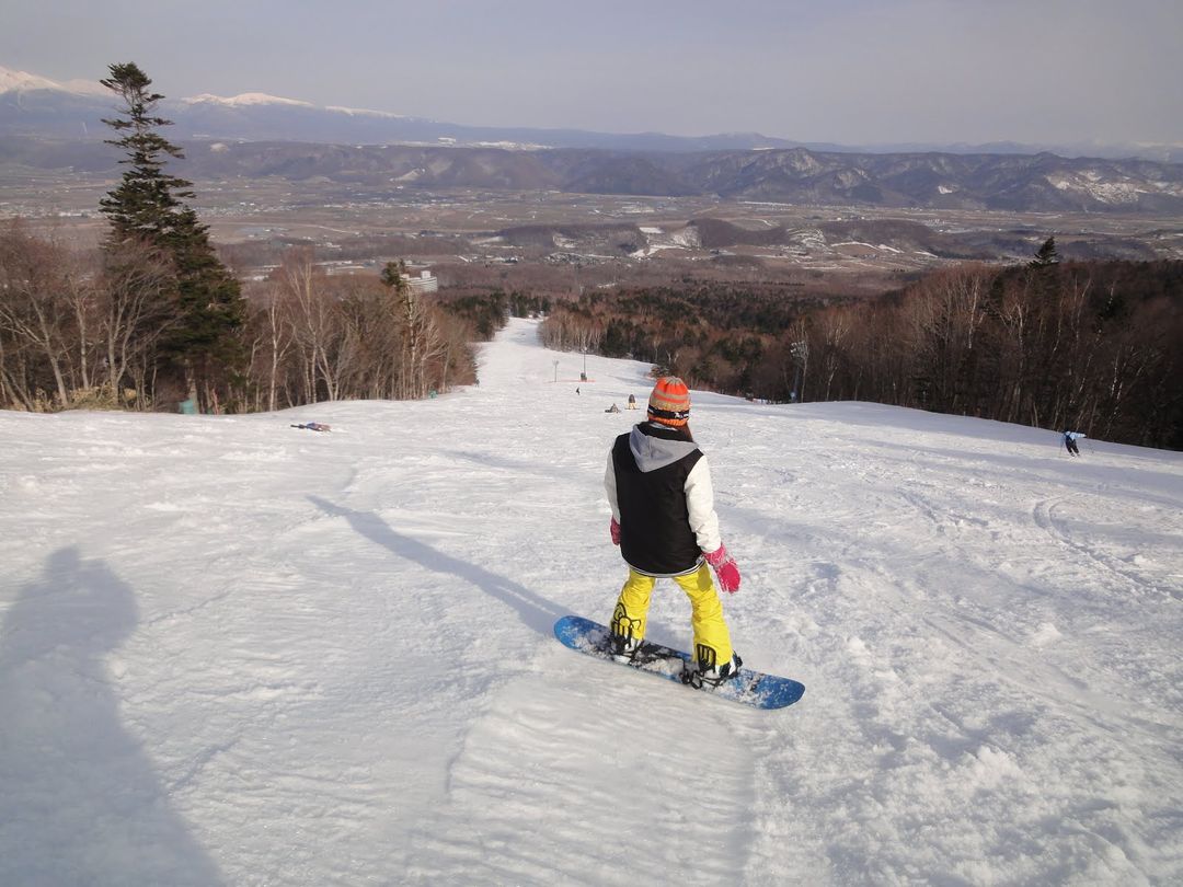 北海道－富良野滑雪場 全山綠線紅線都很好練 從山頂滑下來大概有2.5公里