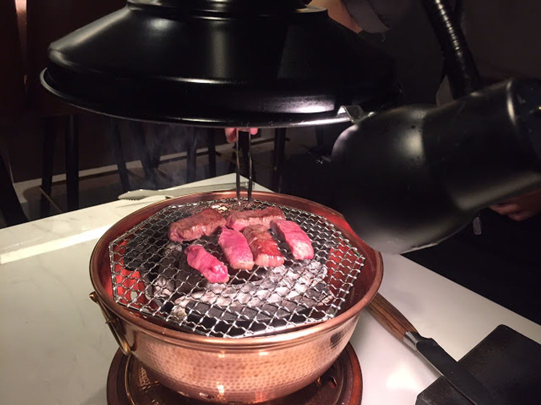 &nbsp; 日本製金亮烤爐不僅美觀、乾淨，用餐兩小時中只換過一次爐火，很能保住700度高溫。 &nbsp;
