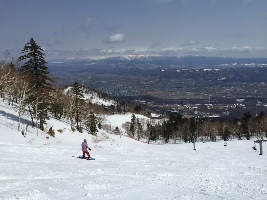 日本北海道富良野滑雪場★紅線  右前方有纜車