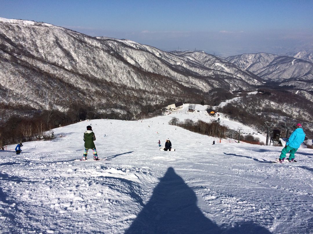 日本新潟縣神樂滑雪場★紅線 遠遠黃色小屋就是和田小屋了