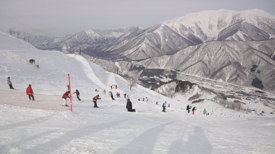 大斜面可以一路滑到平地的王子大飯店－苗場滑雪場