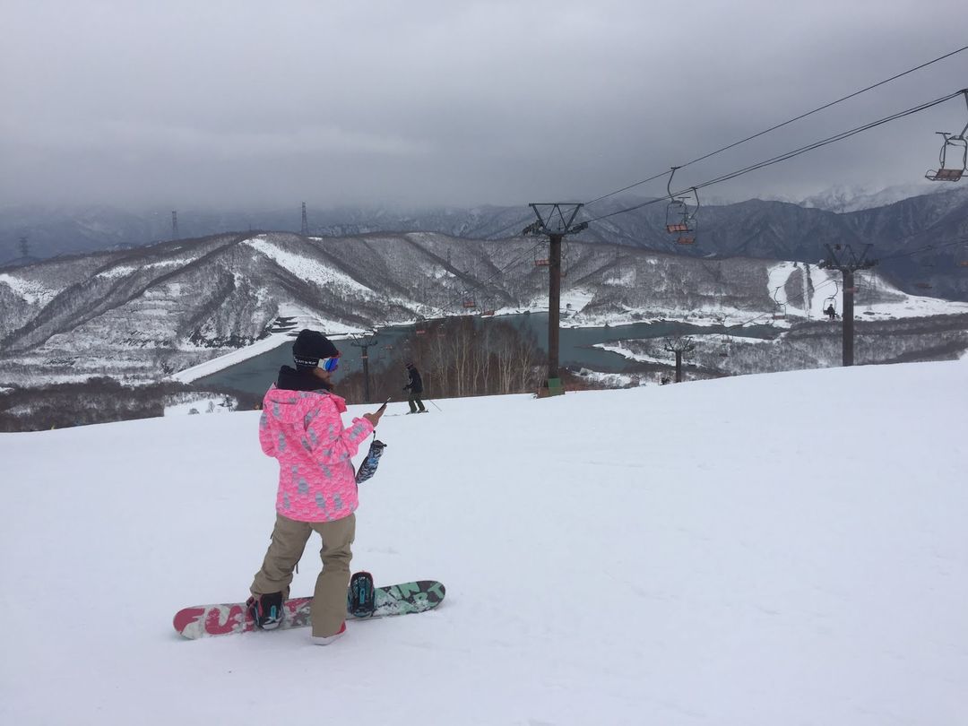新潟－田代滑雪場&nbsp; 到此的雪友主要會選擇往神樂方向移動，反而田代最靠龍纜車的幾條次要雪到人潮相當稀少