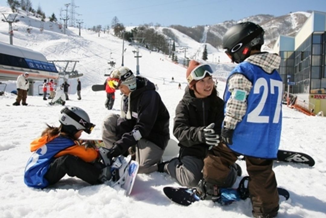 Dynaland提供豐富的親子同樂滑雪課程，可借此增進親子關係。