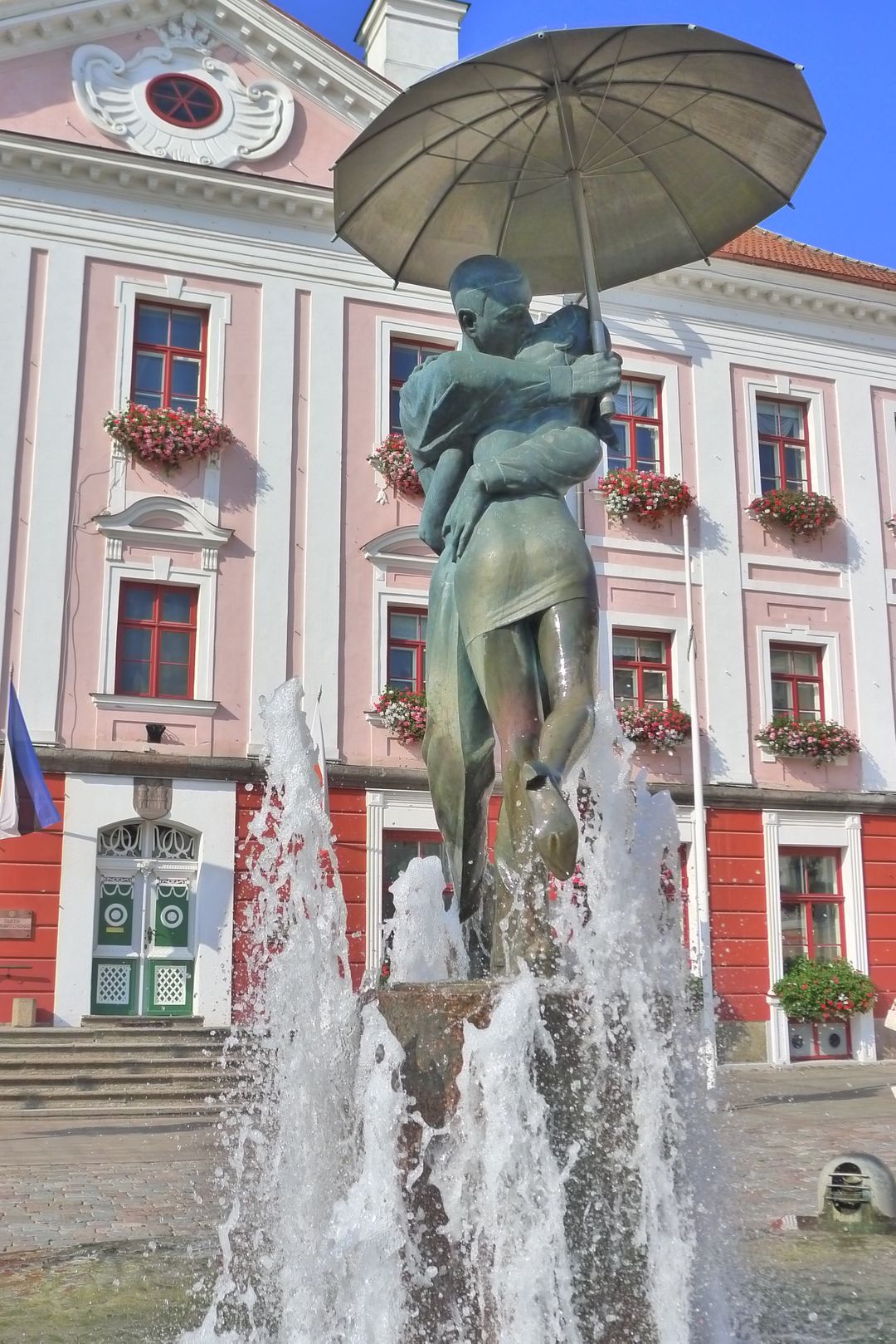 Tartu最著名的地標「The Kissing Students」