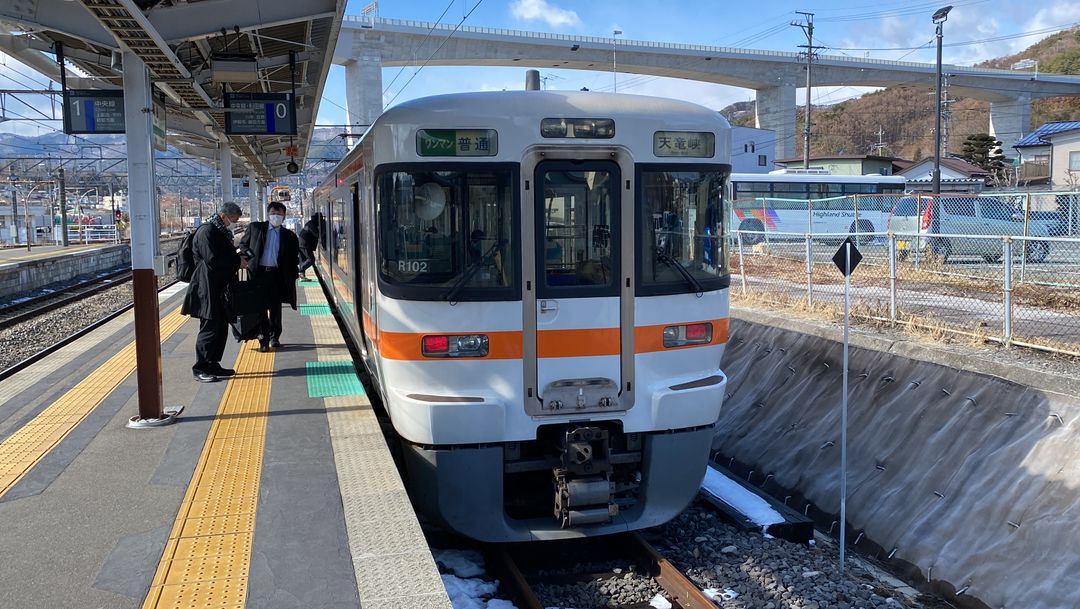 &nbsp; 在JR東日本的岡谷車站看著JR東海代表性的橘色車帶列車&nbsp;&nbsp;