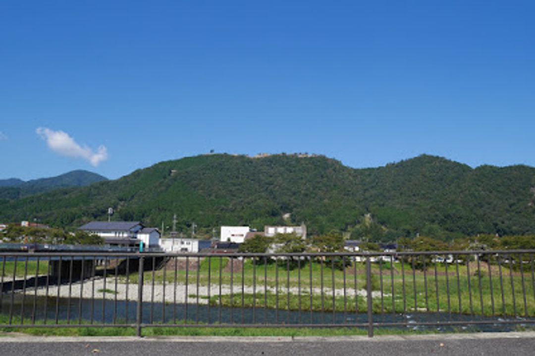  山頂上就是山城竹田城跡了  