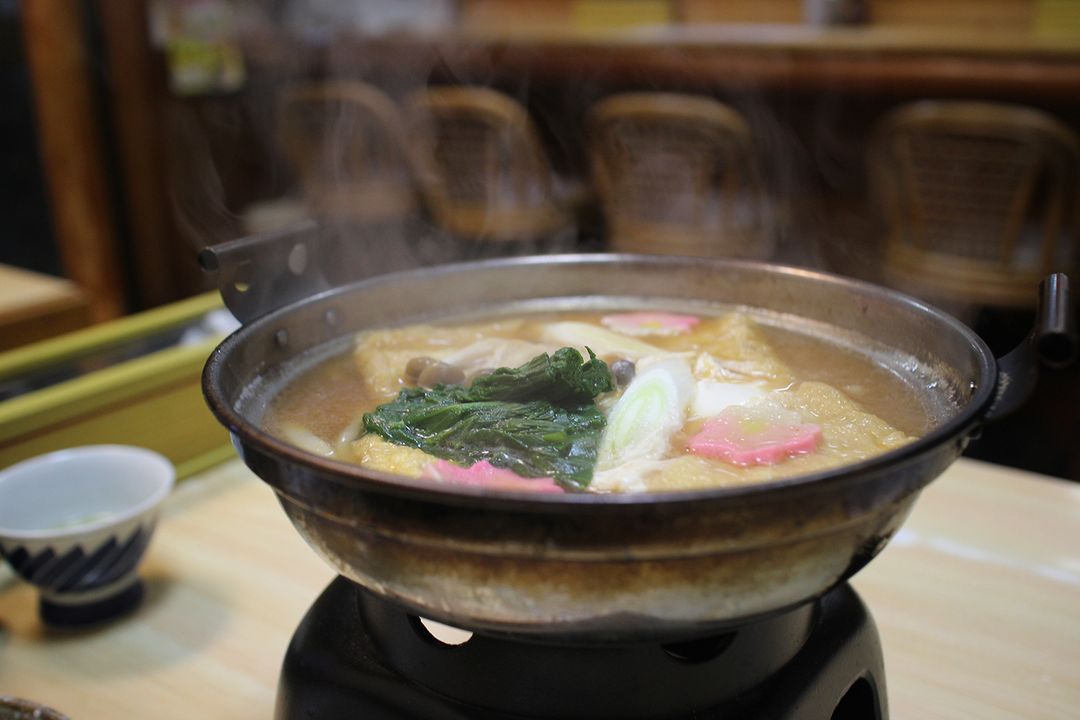 鍋的下方有迷你火爐用來加溫和保溫